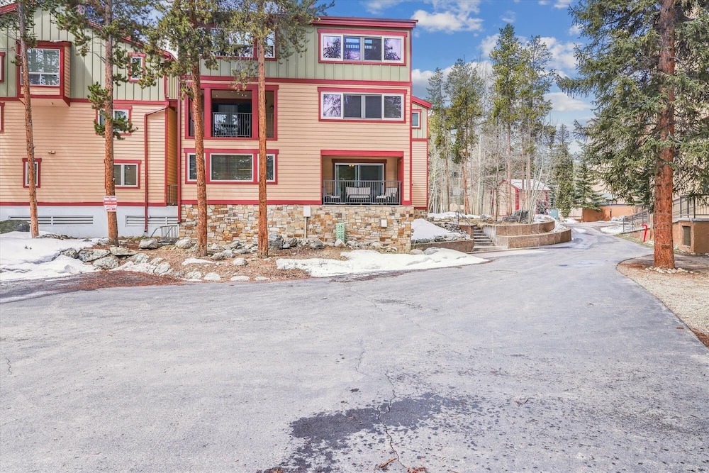 Snodallion 25 - Walk to Slopes/Walk to Town by RedAwning