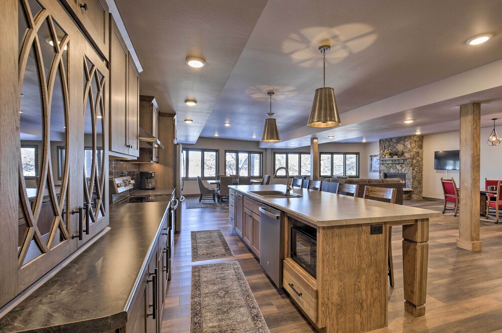 Lakefront Cabin w/ Proximity to Attractions!