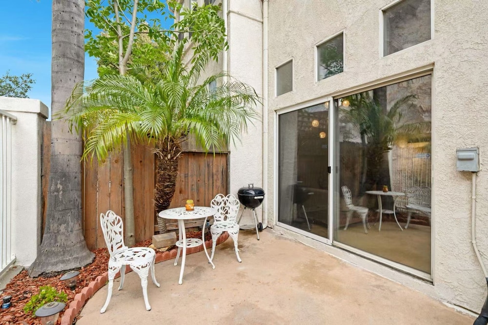Bright Townhome Retreat With Private Patio Walk Trails