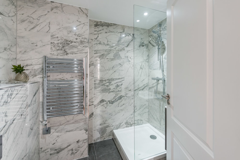 The Carlyle - Elegant Serviced Apartments