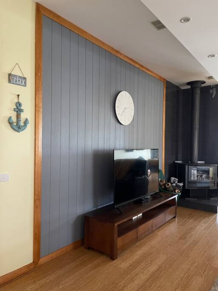 Colours By The Sea Wheelchair Pet-friendly Waterfront Retreat Fireplace Wood Supplied