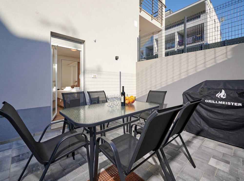 Exclusive Okrug Gornji Apartment With Shared Pool