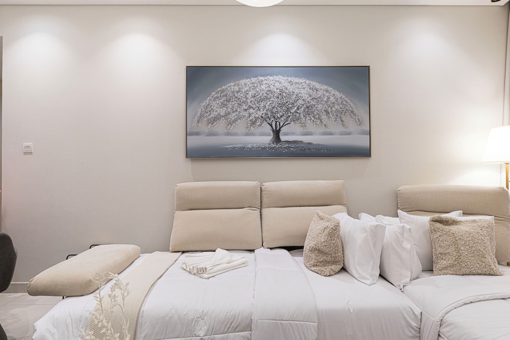 DAMAC Suites by Hostiva – Burj & Fountain