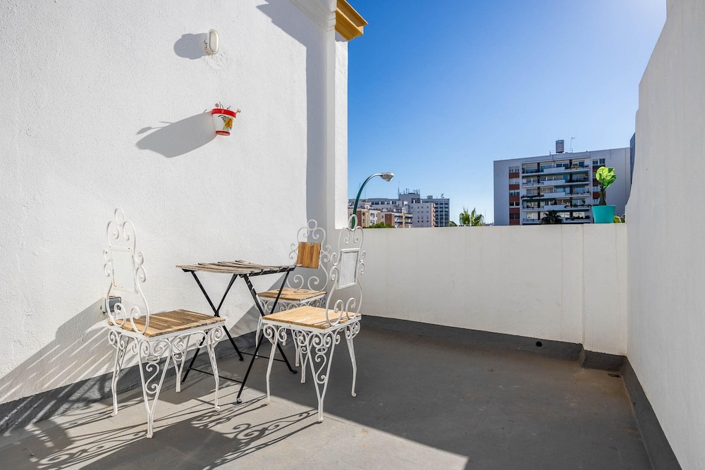 Cheerful 6 Bedroom House in Seville With Terraces