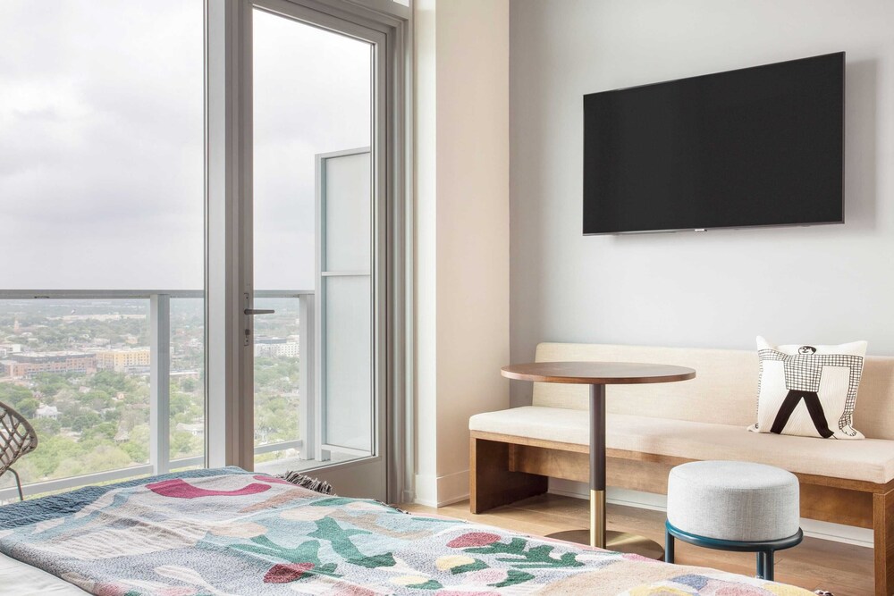 Luxe High Rise Near DT Austin w/ Views Rooftop Pool, Gym, & Luxe Amenities