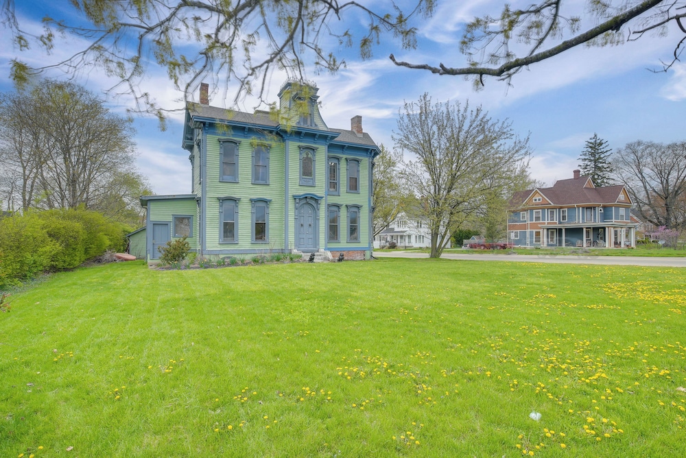 Family Home Near Franklin Historic District