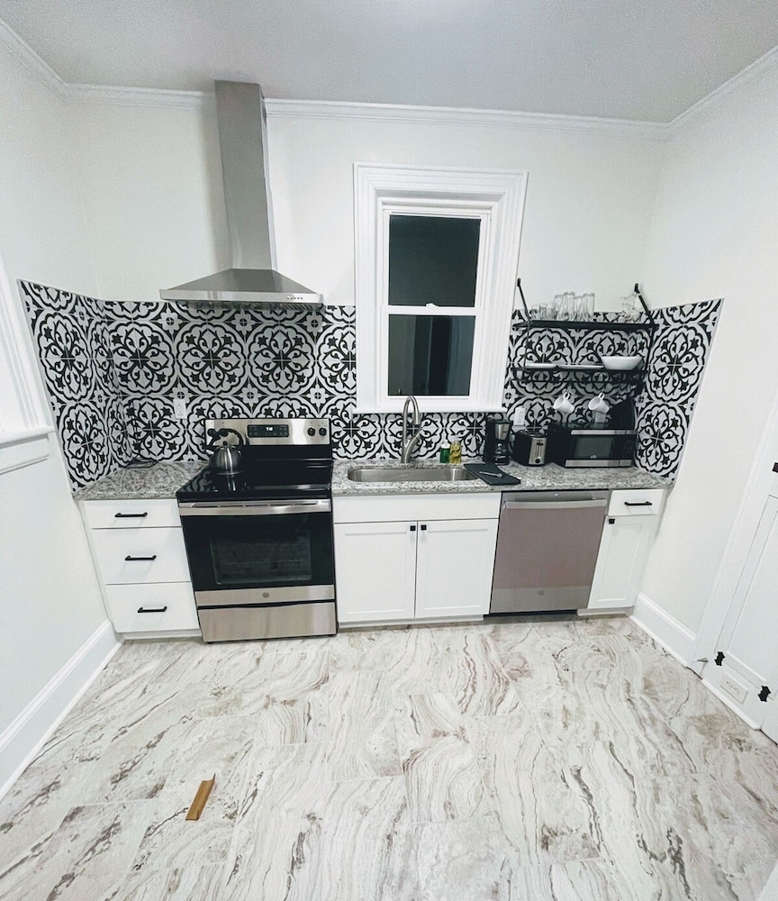 Renovated 1 Bedroom in Forest Hills - B