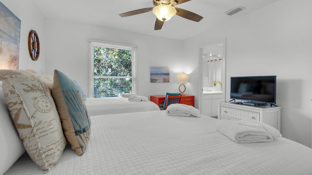 Charming Beach Cottage, 2 Pools and Tennis Access + Free Attraction Tickets!
