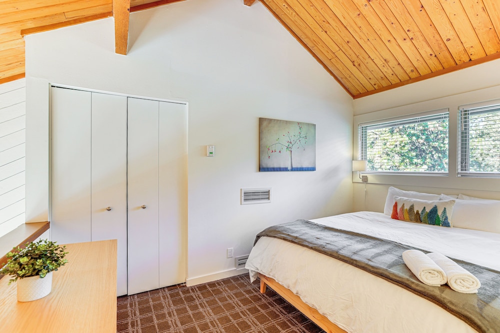 Hike, Ski & Golf: Bend Condo at Seventh Mtn Resort