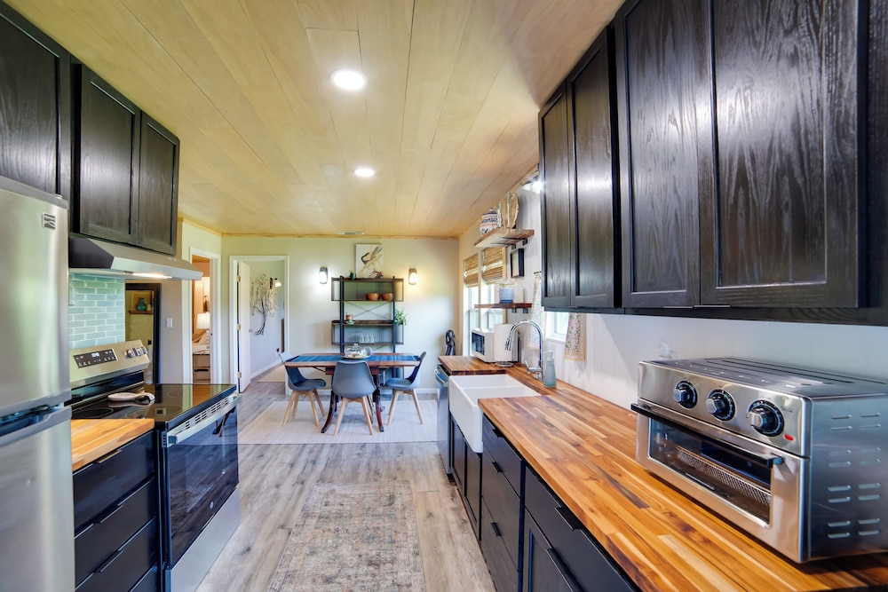 Secluded Getaway on ~10 Acres in The Piney Woods!