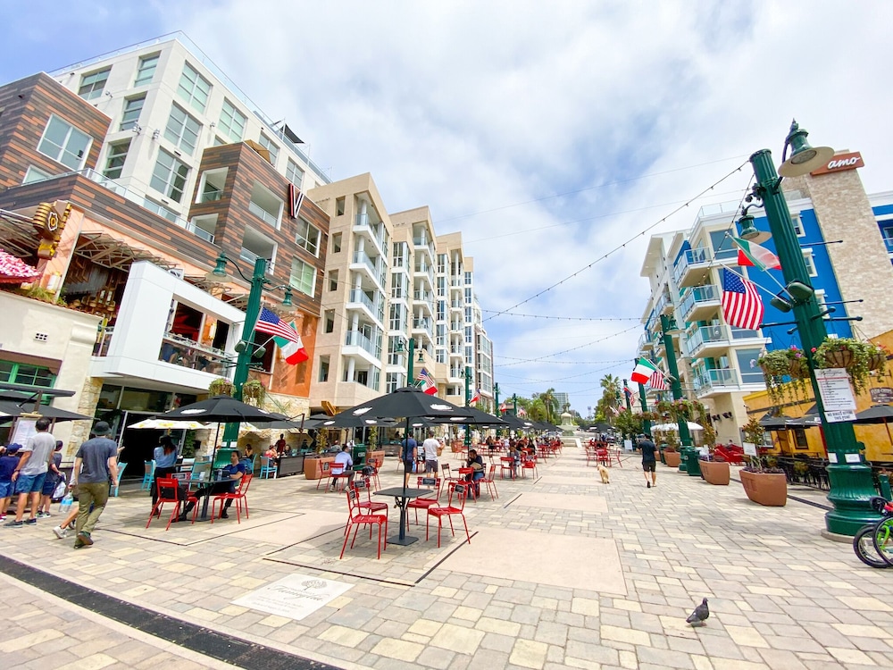 International Travelers House Hostel \- Downtown San Diego Little Italy.