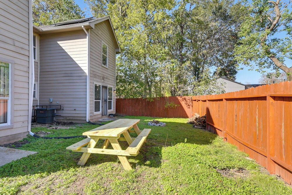 4 Mi to NRG Stadium: Spacious Houston Townhome!