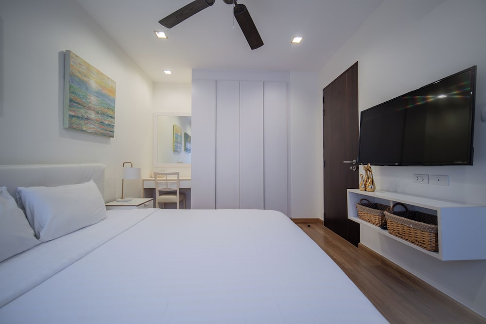 Laguna Park 3BR Townhome by NLA view 2