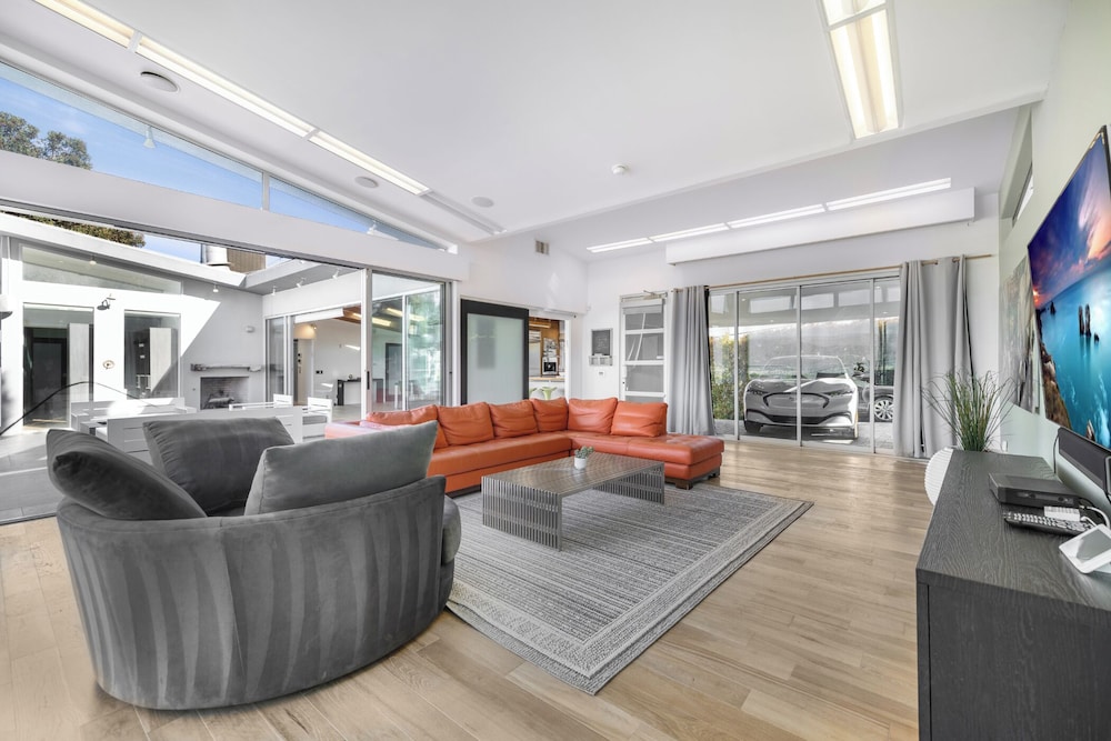 Mulholland View - Mid-century Modern Escape w/ Infinity Pool