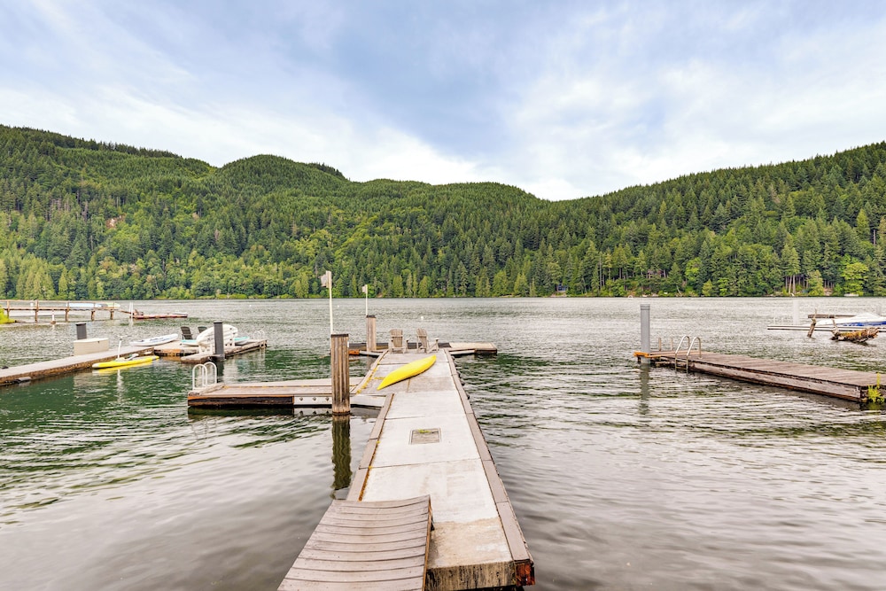 Waterfront Home on Lake Samish w/ Hot Tub & Dock!
