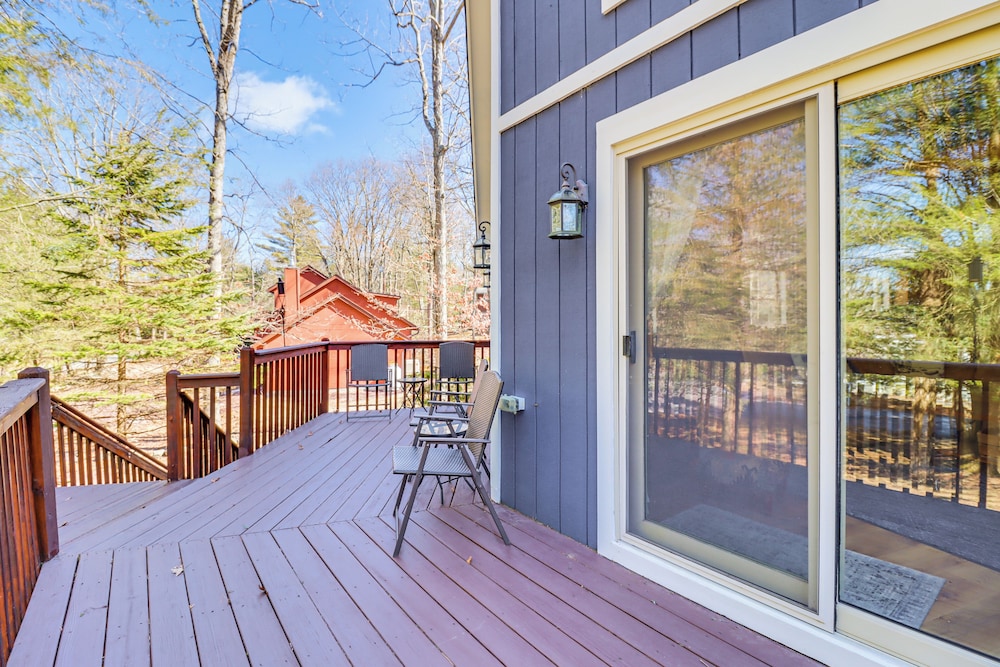 Walk to Lake Harmony: Family Retreat w/ Decks!