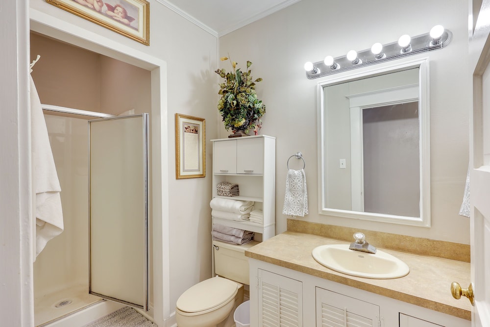 Paris Vacations - Paris Vacation Rental  15 Mi to Mount Magazine! - Property Image 23