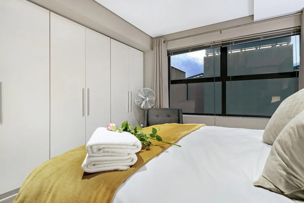 2 BD Penthouse in the Heart of the Mother City view 2