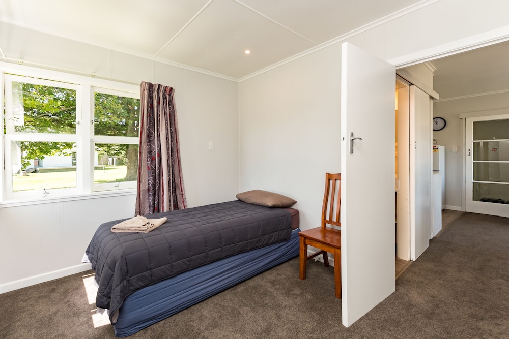 Waitangi Beach Bach 30A
