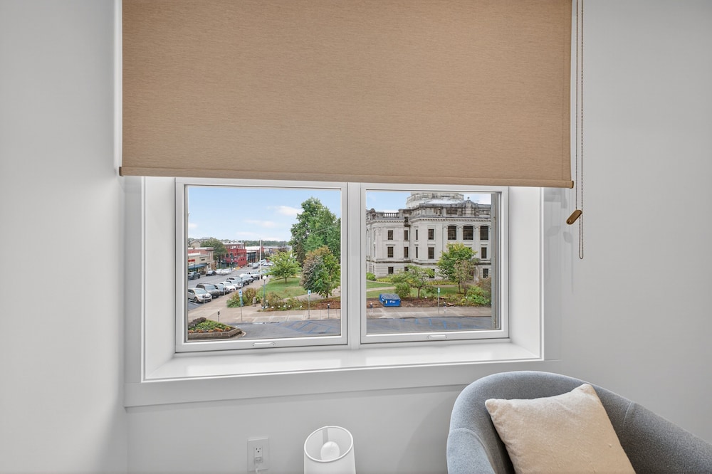 Stylish Downtown Unit With Historic Charm 2 Bedroom Apts