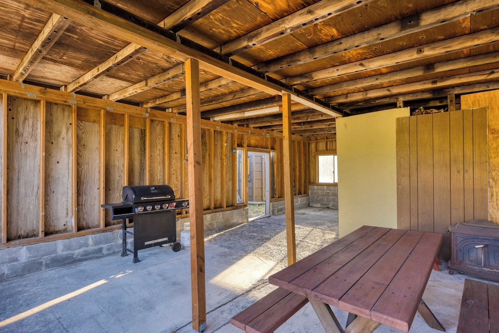 Walk to Beach & Shops Fireplace, Patio Dining & Firepit at Manzanita Ave