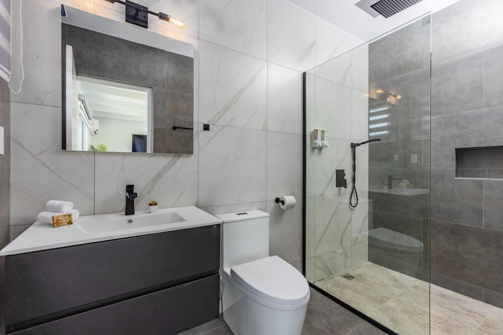 Luxurious Oasis Mins to Beach King Beds Pool