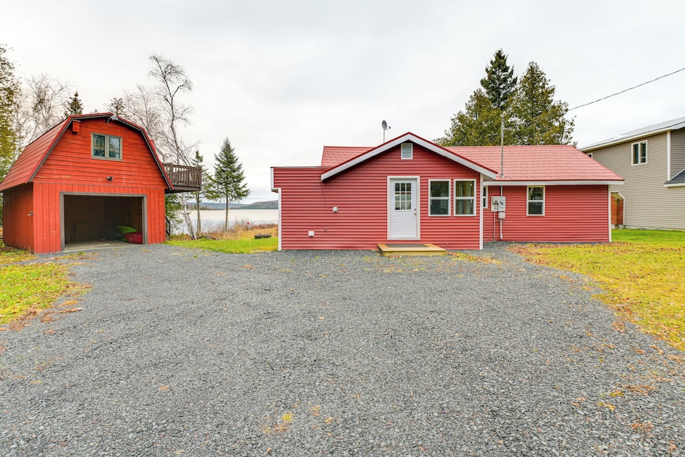 Waterfront Oasis: Family Retreat on Long Lake!
