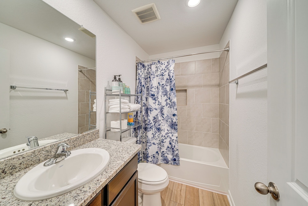 8 Mi to Lackland Afb: Pet-friendly Home w/ Yard!