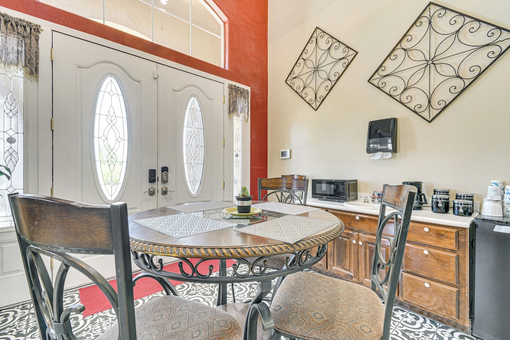 Golf, Fish & More: Cozy Safari Unit in Atwater!