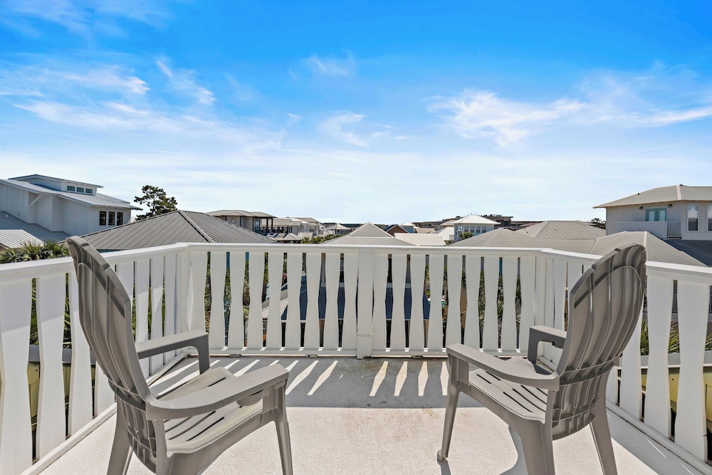 30A Wave and Sea by Avantstay Lagoon Pool, Walk to Beach
