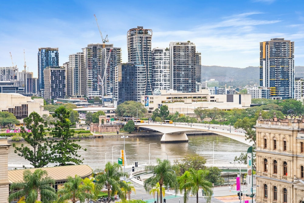 2-bed Brisbane City Pad With Pool & Gym