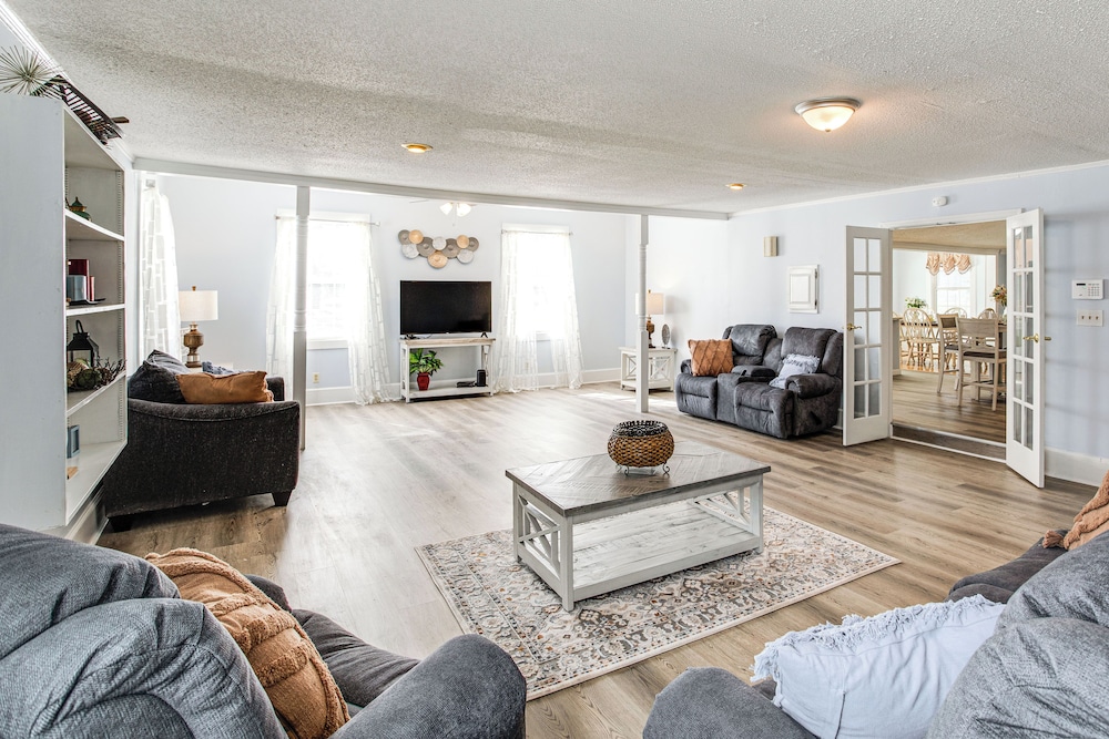 Large Yard & Historic Charm: Orangeburg Retreat!