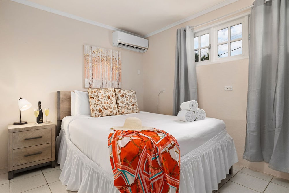 Sleeps 12 Spacious Private Pool Great Location