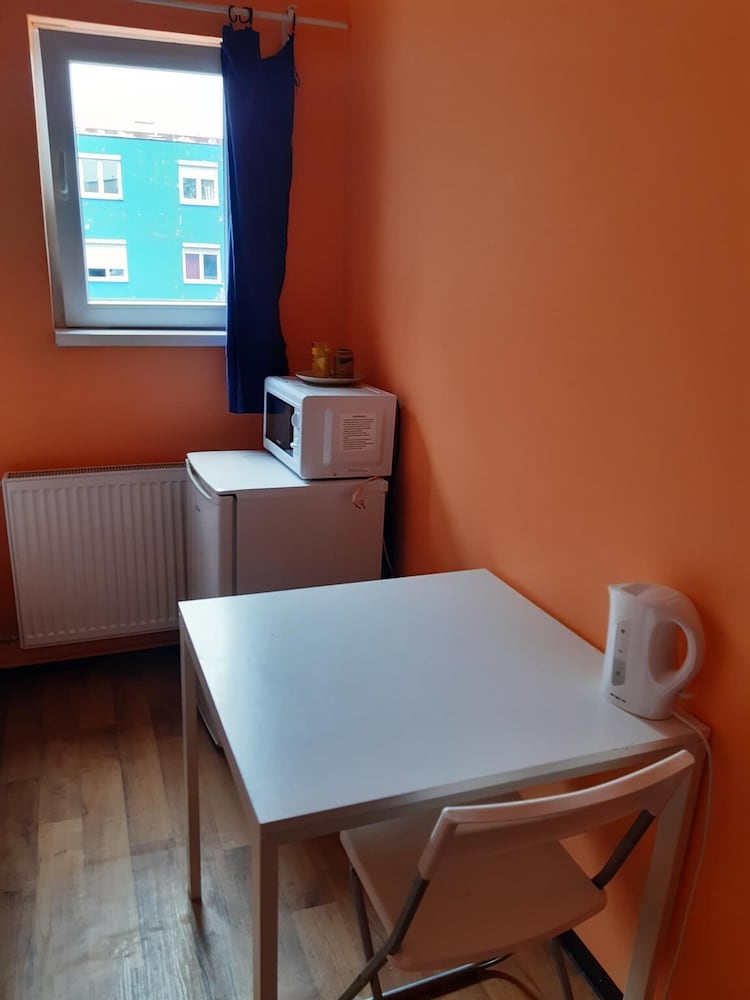 2-Rent Group Hostel Rooms&Apartments TUB19A