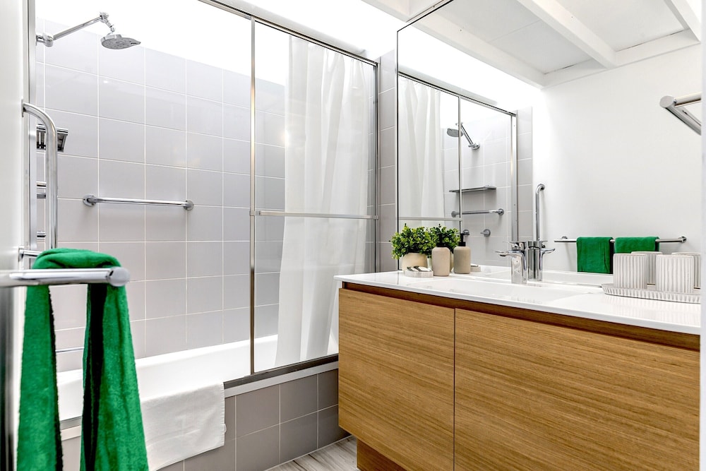 2-bed Coastal Haven With Pool by Sunshine Beach
