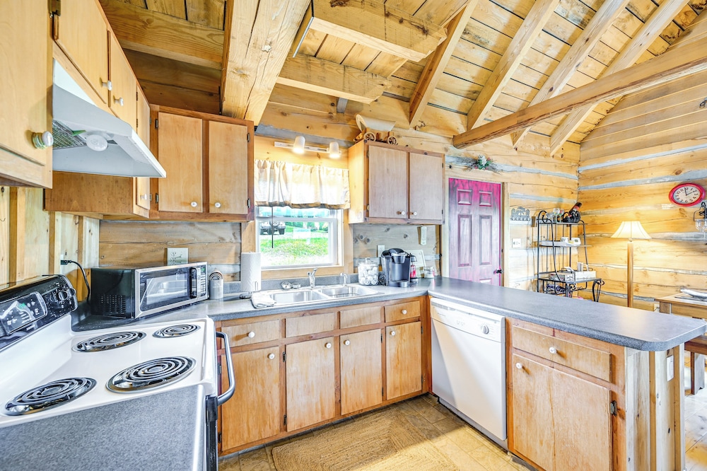 2 Mi to Mabry Mill: Mtn-view Cabin w/ Porch!