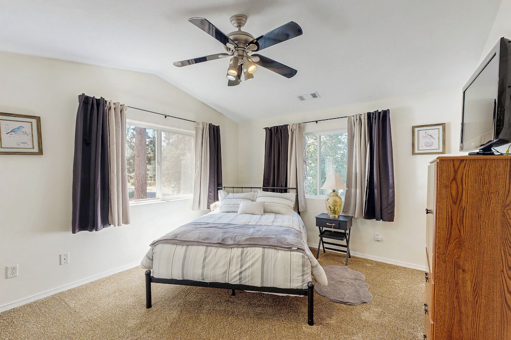 3BR House w/ Lake Views, Full Kitchen, A/C & Wifi