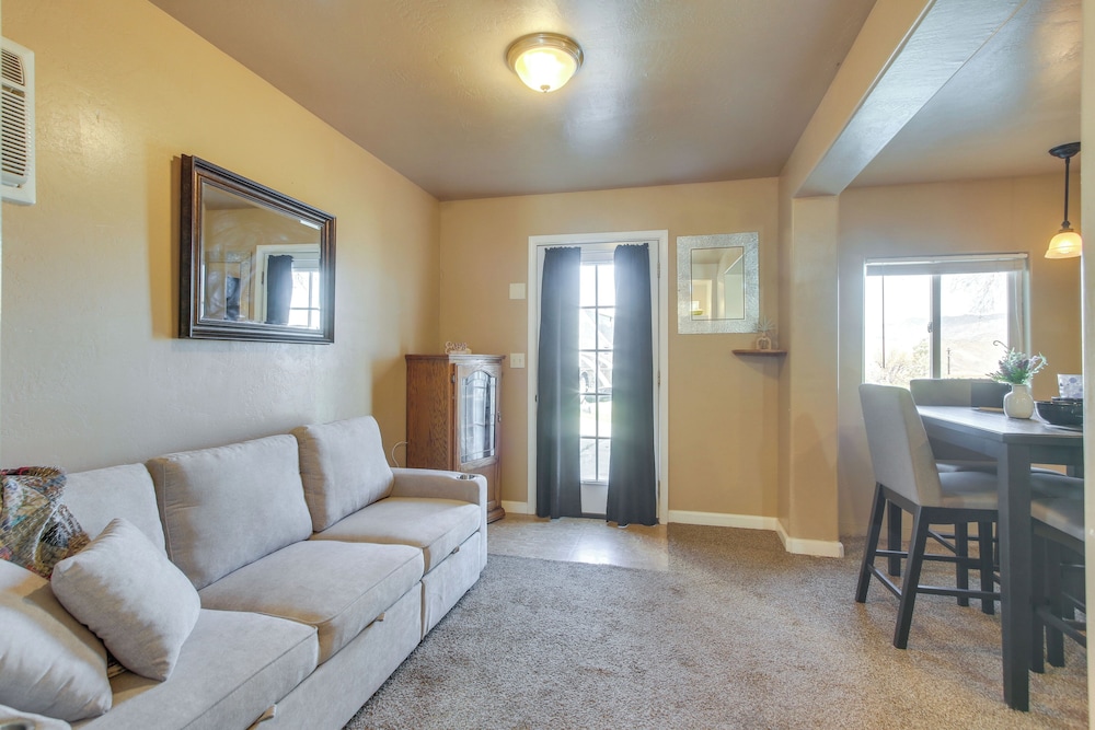 Lake & Mountain Views: Cozy California Stay