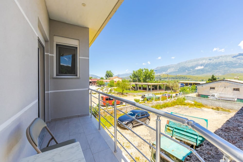 Bliss Triple Room in Gjirokast r