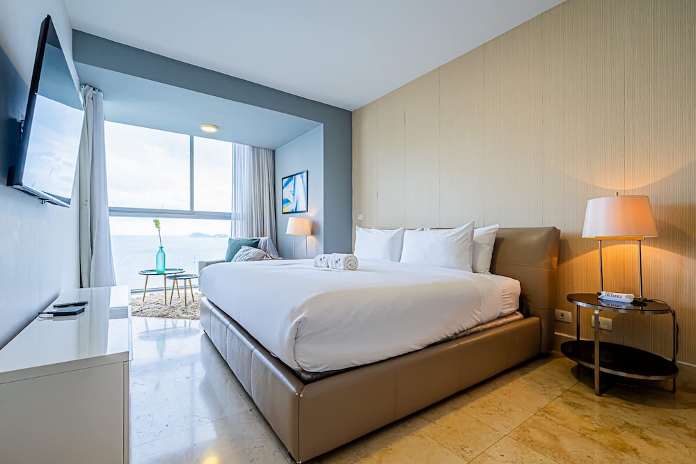 w Prestigious 1BR w Fantastic Balcony in YOO
