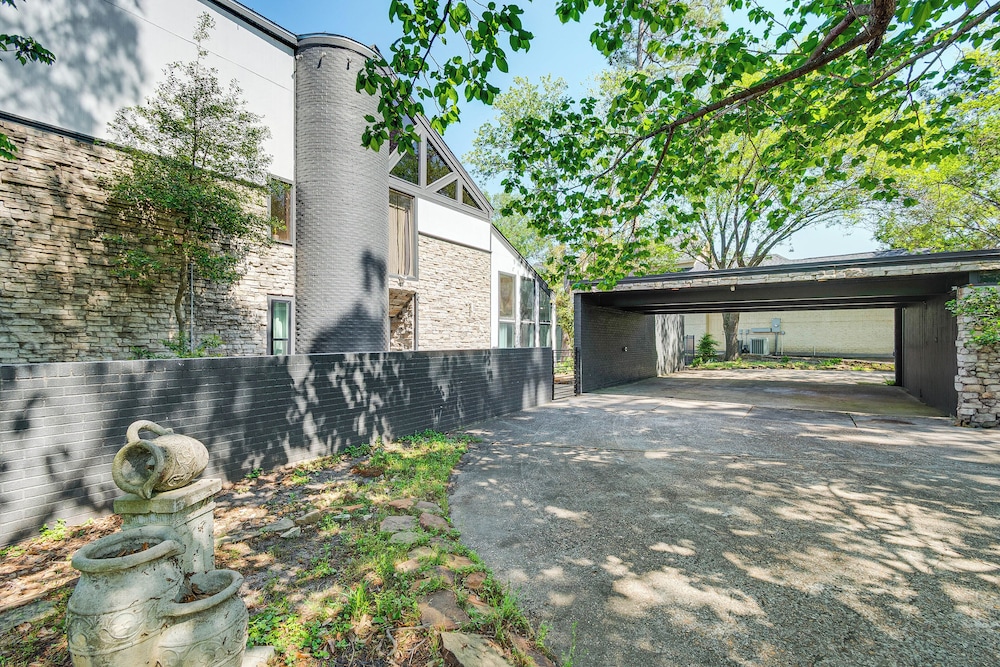 Luxe Family Gem in Montgomery: 'the Lake House!'