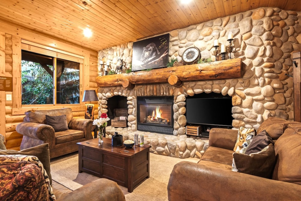Black Bear Lodge KBM Resorts Walk to Slopes and Restaurants, Hot Tub, Elevator Access 2 Units, 4 Bedrooms BBL Ml-2744