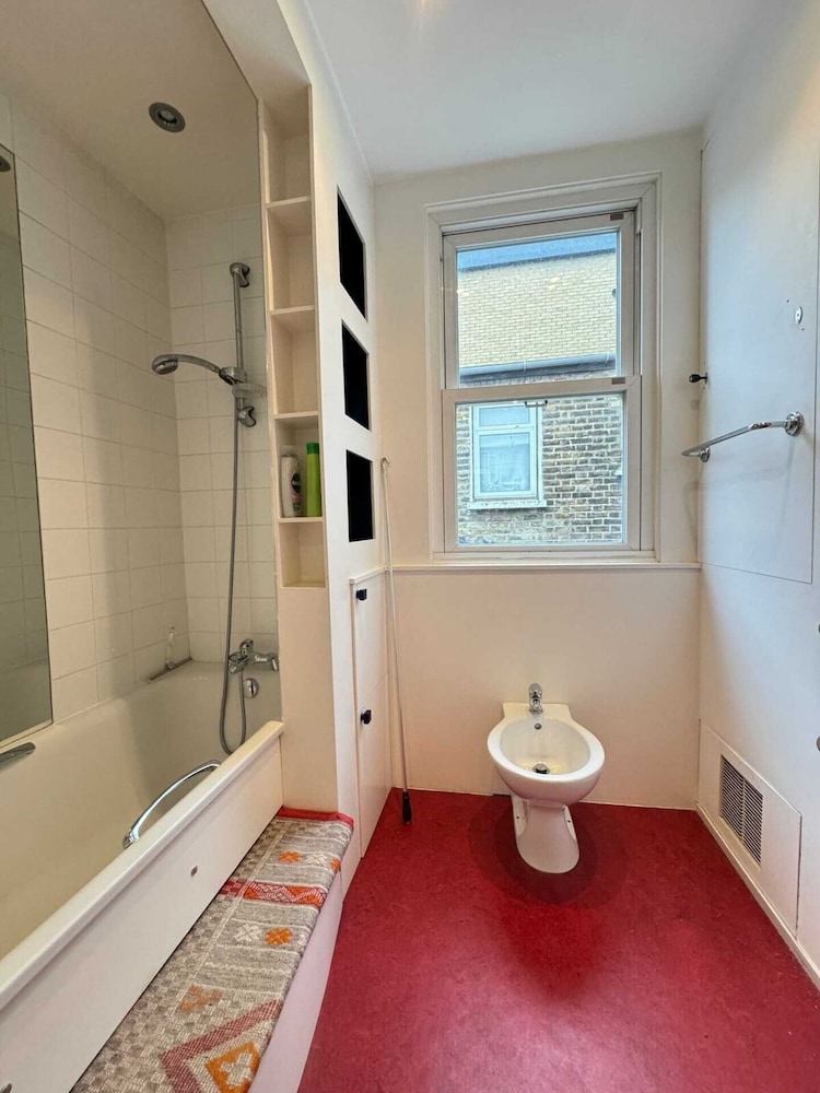 Spacious 4BD Family Home With Gardenkensal Green!
