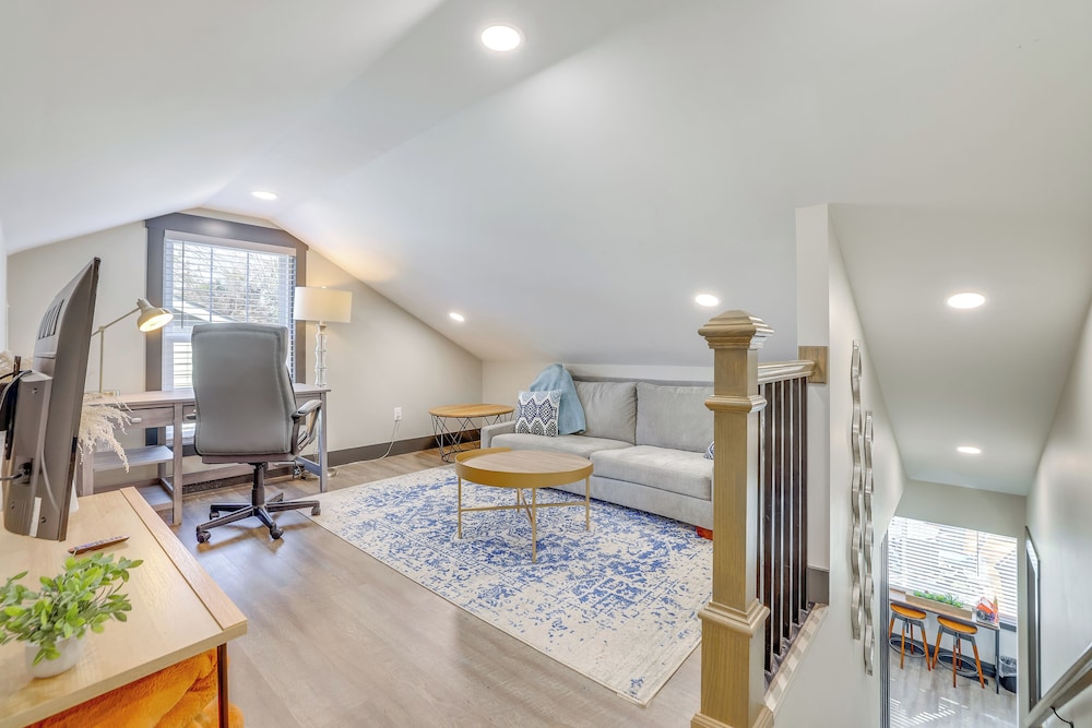 4 Mi to Liberty Bridge: Greenville Getaway w/ Deck
