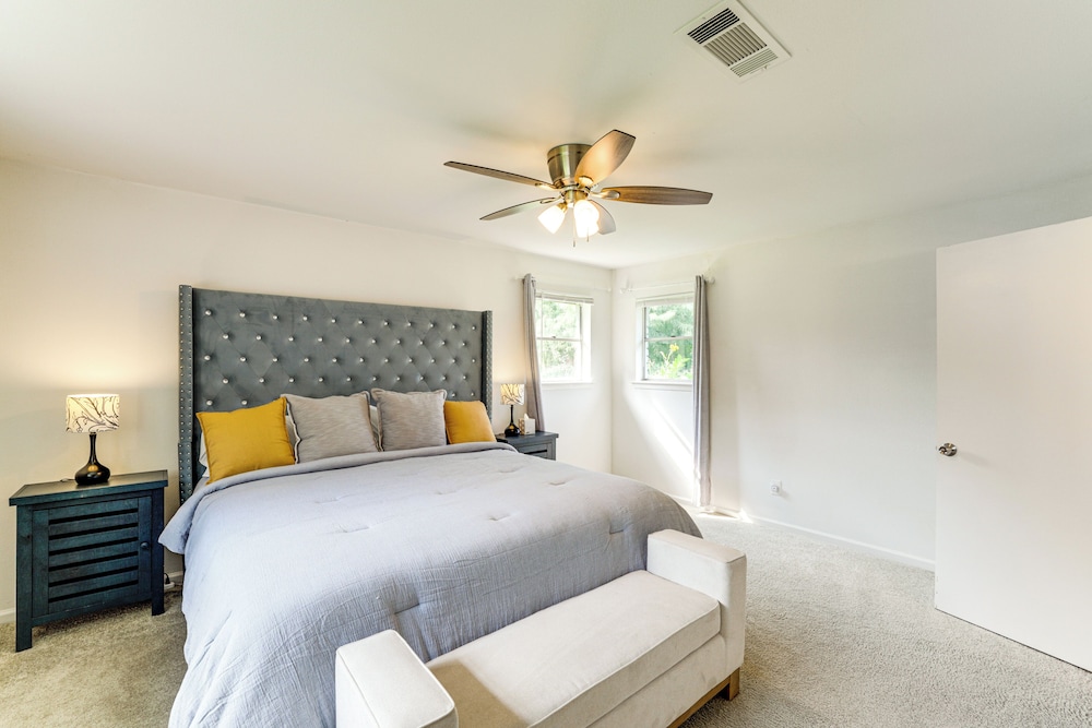 Near Shops & Eats: Commuter-friendly Fwtx Home