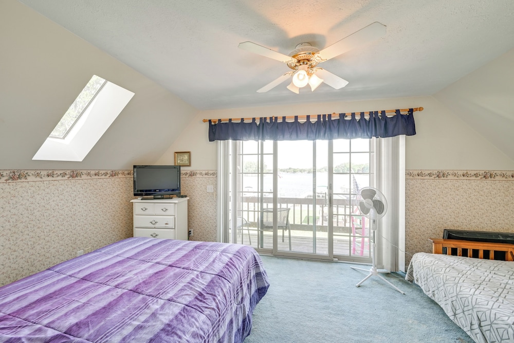Lakefront Warsaw Home w/ Private Dock + Golf Cart
