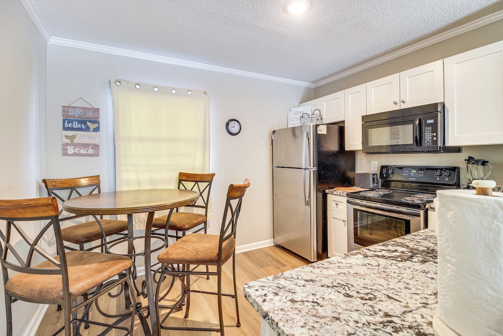 Walk to Ocean: North Topsail Beach Gem w/ Balcony!