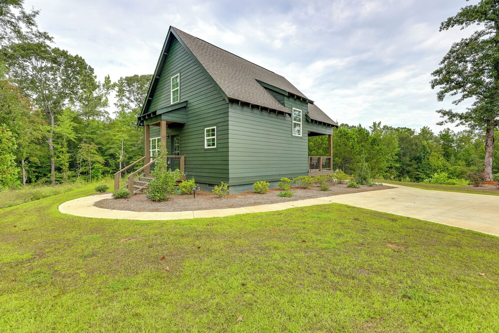 Walk to Lake Martin: Water-view Retreat w/ Deck!