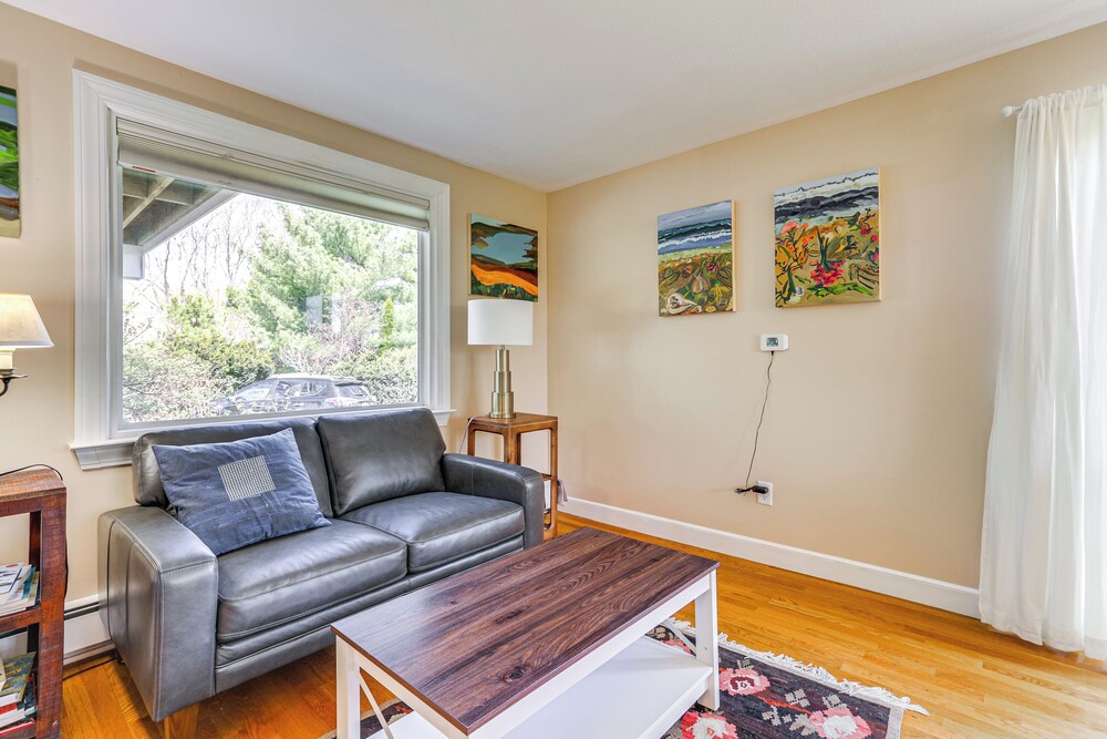 3 Mi to Cape Cod Bay: Marshfield Home w/ Balcony!