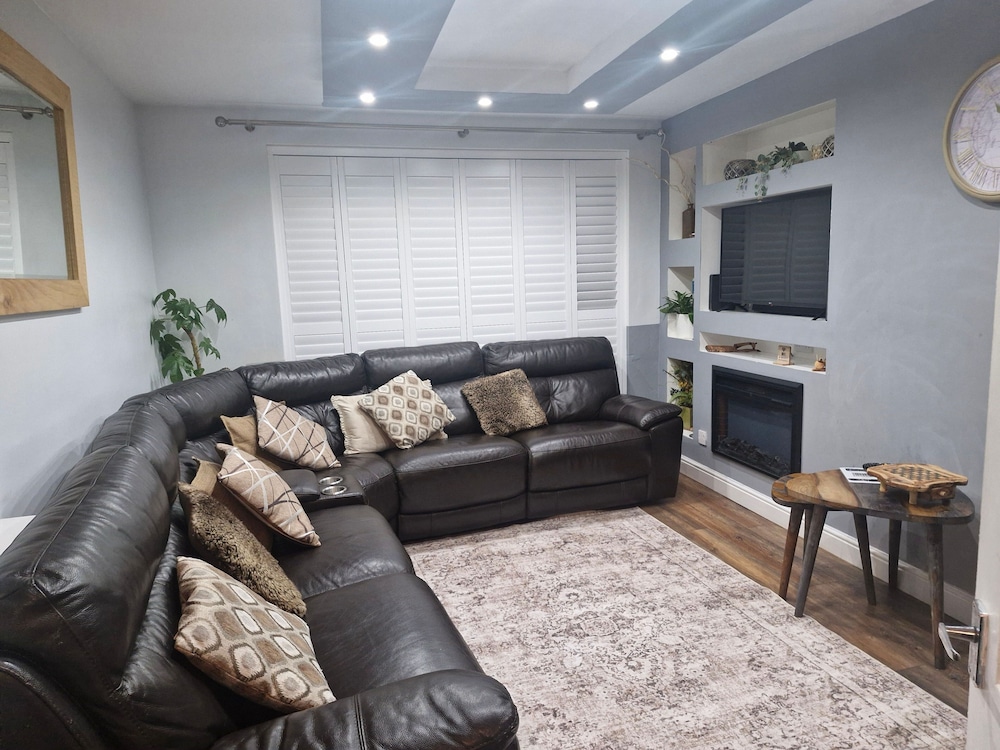 Charming Wythenshawe Home With Garden & Parking